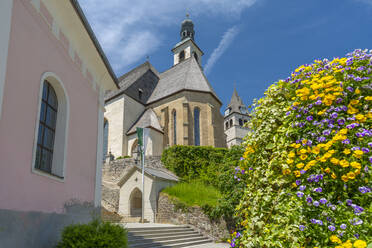 Blick auf die Liebfrauenkirche an einem Sommertag, Kitzbühel, Österreichisches Tirol, Österreich, Europa - RHPLF09766