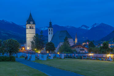 Blick auf die Liebfrauenkirche und die Stadt und die umliegenden Berge in der Abenddämmerung, Kitzbühel, Österreichisches Tirol, Österreich, Europa - RHPLF09768