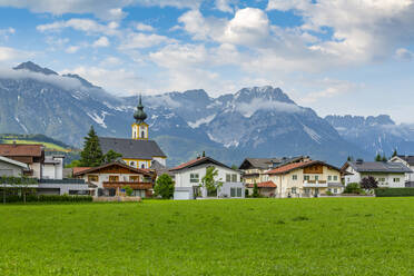 Blick auf die Kirche Pfarramt Soll und Berge im Hintergrund, Soll, Solllandl, Tirol, Österreich, Europa - RHPLF09773