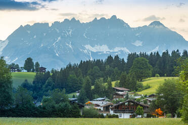 Blick auf Reith bei Kitzbühel und das Gebirge Wilder Kaiser, Tirol, Österreichische Alpen, Österreich, Europa - RHPLF09774