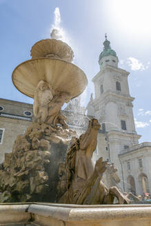 Blick auf den Barockbrunnen und den Salzburger Dom am Residenzplatz, Salzburg, Österreich, Europa - RHPLF09776