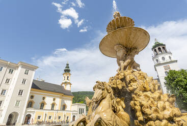 Blick auf Barockbrunnen und Salzburger Glockenspiel auf dem Residenzplatz, Salzburg, Österreich, Europa - RHPLF09777