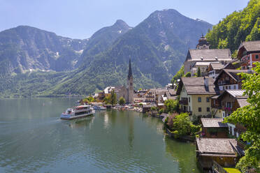 Fähre bei der Ankunft im Dorf Hallstatt, UNESCO-Welterbe, Salzkammergut, Salzburg, Österreich, Europa - RHPLF09778