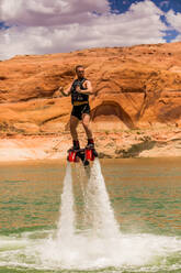 Flyboarding mit Bravada Yachts auf dem Lake Powell, Grenze zwischen Arizona und Utah, Vereinigte Staaten von Amerika, Nordamerika - RHPLF09843