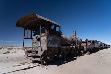 Lokomotivenfriedhof außerhalb von Uyuni, Bolivien, Südamerika - RHPLF09867