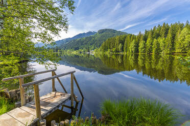 Blick auf Spiegelungen im Schwarzsee, Kitzbühel, Österreichisches Tirol, Österreich, Europa - RHPLF09877