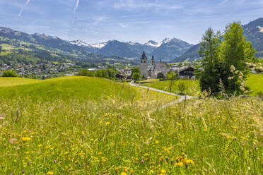 Blick auf die Stadt und die umliegenden Berge, Kitzbühel, Österreichisches Tirol, Österreich, Europa - RHPLF09878