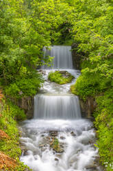 Blick auf den Lahnbach und den Wasserfall in Schwaz, Schwaz, Österreichisches Tirol, Österreich, Europa - RHPLF09882