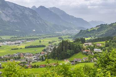 Blick auf Tal und Berge bei Schwaz von oberhalb der Stadt, Schwaz, Tirol, Österreich, Europa - RHPLF09883
