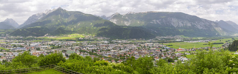 Blick auf Schwaz von oberhalb der Stadt, Schwaz, Tirol, Österreich, Europa - RHPLF09884