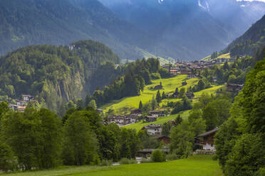Blick auf Finkenberg und Berge von Mayrhofen aus gesehen, Tirol, Österreich, Europa - RHPLF09885