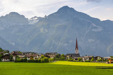 Ansicht der Dorfkirche im Tuxertal, Mayrhofen, Zillertal, Tirol, Österreich, Europa - RHPLF09886