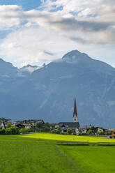 Ansicht der Dorfkirche im Tuxertal, Mayrhofen, Zillertal, Tirol, Österreich, Europa - RHPLF09887