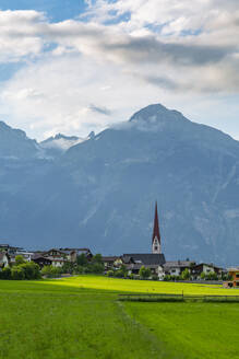 Ansicht der Dorfkirche im Tuxertal, Mayrhofen, Zillertal, Tirol, Österreich, Europa - RHPLF09887