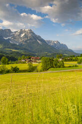 Blick auf eine Berglandschaft bei Worgl, Bezirk Kufstein, Tirol, Österreich, Europa - RHPLF09888