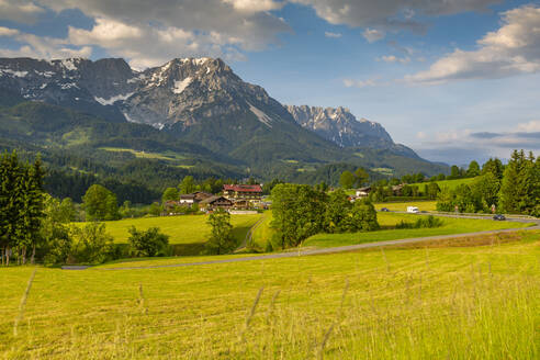 Blick auf eine Berglandschaft bei Worgl, Bezirk Kufstein, Tirol, Österreich, Europa - RHPLF09889