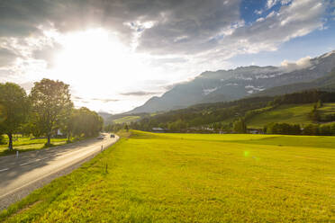 Blick auf eine Berglandschaft bei Worgl, Bezirk Kufstein, Tirol, Österreich, Europa - RHPLF09890