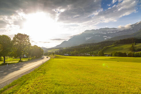 Blick auf eine Berglandschaft bei Worgl, Bezirk Kufstein, Tirol, Österreich, Europa - RHPLF09890