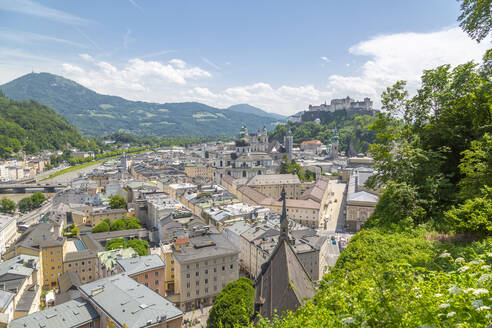 Blick auf die Salzach, die Altstadt und die Burg Hohensalzburg zur Rechten, Salzburg, Österreich, Europa - RHPLF09891