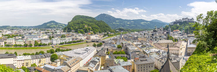 Blick auf die Salzach, die Altstadt mit der Burg Hohensalzburg zur Rechten und die Neustadt zur Linken, Salzburg, Österreich, Europa - RHPLF09892