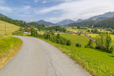 Blick auf Bahnlinie und Landschaft bei St. Johann, Österreichische Alpen, Tirol, Österreich, Europa - RHPLF09894