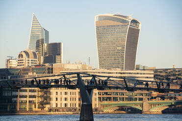 Millennium Bridge und Walkie Talkie Gebäude in der City of London, London, England, Vereinigtes Königreich, Europa - RHPLF09963