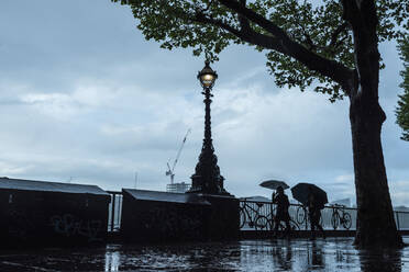 South Bank im Regen, London, England, Vereinigtes Königreich, Europa - RHPLF09966