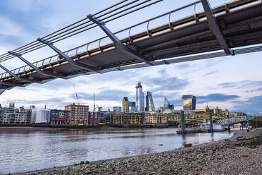 Die City of London und die Millennium Bridge, London, England, Vereinigtes Königreich, Europa - RHPLF09968