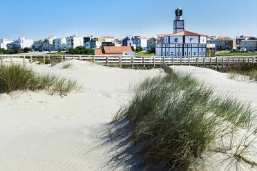 Kirche Costa Nova von den Dünen aus gesehen, Aveiro, Venedig von Portugal, Beira Littoral, Portugal, Europa - RHPLF09974