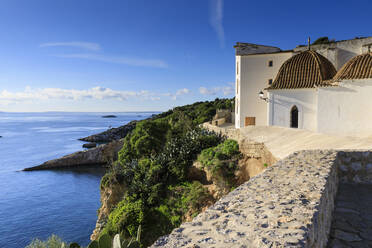 Blick auf die Küste von der Stadtmauer, Altstadt von Dalt Vila, UNESCO-Weltkulturerbe, weiß getünchte Kirche, Ibiza-Stadt, Balearen, Spanien, Mittelmeer, Europa - RHPLF09978