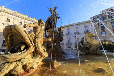 Brunnen der Artemis, Piazza Archimede, Ortigia (Ortygia), Syrakus (Siracusa), UNESCO-Weltkulturerbe, Sizilien, Italien, Mittelmeer, Europa - RHPLF09981