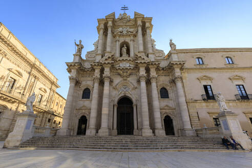 Domfassade, früher Morgen, Piazza Duomo, Ortigia (Ortygia), Syrakus (Siracusa), UNESCO-Weltkulturerbe, Sizilien, Italien, Mittelmeer, Europa - RHPLF09982