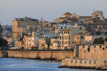 Sonnenuntergang beleuchtet Ortigia (Ortygia), vom Meer aus, Syrakus (Siracusa), UNESCO-Weltkulturerbe, Sizilien, Italien, Mittelmeer, Europa - RHPLF09986