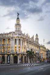 Das Gran Teatro de La Habana in der Abenddämmerung, UNESCO-Weltkulturerbe, Havanna, Kuba, Westindien, Karibik, Mittelamerika - RHPLF10033