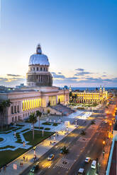 Luftaufnahme des Gran Teatro de La Habana und El Capitolio in der Abenddämmerung, UNESCO-Weltkulturerbe, Havanna, Kuba, Westindien, Karibik, Mittelamerika - RHPLF10035