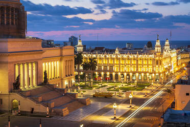 Luftaufnahme des Gran Teatro de La Habana und El Capitolio in der Abenddämmerung, UNESCO-Weltkulturerbe, Havanna, Kuba, Westindien, Karibik, Mittelamerika - RHPLF10039