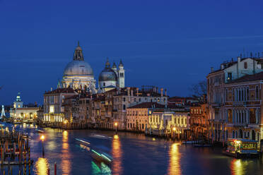 Nachtansicht des Canal Grande und der Gebäude auf dem Dorsoduro mit Santa Maria Della Salute (Basilika der Heiligen Maria der Gesundheit), Venedig, UNESCO-Weltkulturerbe, Venetien, Italien, Europa - RHPLF10040