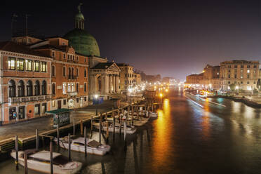 Nachtansicht des Canal Grande von San Simeon Piccolo mit traditionellen Gebäuden und hölzernen Anlegestellen mit vertäuten Booten, Venedig, UNESCO-Weltkulturerbe, Venetien, Italien, Europa - RHPLF10044