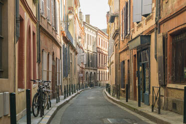 An alley in the heart of the old city of Toulouse, Haute-Garonne, France, Europe - RHPLF10050