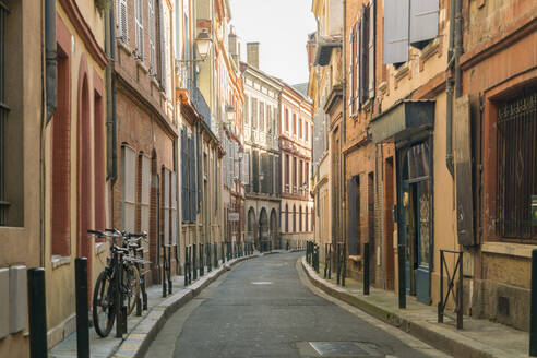 Eine Gasse im Herzen der Altstadt von Toulouse, Haute-Garonne, Frankreich, Europa - RHPLF10050