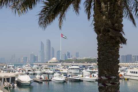 Die Skyline der Stadt und der Yachthafen, Abu Dhabi, Vereinigte Arabische Emirate, Naher Osten, lizenzfreies Stockfoto