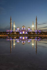 Die Große Sheikh-Zayed-Moschee bei Nacht, Abu Dhabi, Vereinigte Arabische Emirate, Naher Osten - RHPLF10074