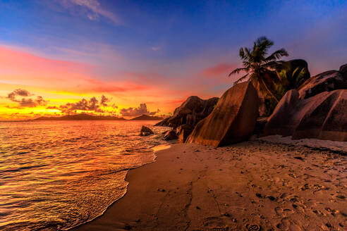 Strand Anse Source d'Argent bei Sonnenuntergang, La Digue, Seychellen, Indischer Ozean, Afrika - RHPLF10081