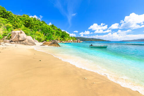 Felicite Island, friedliche Landschaft am Strand der Seychellen bei La Digue, Seychellen, Indischer Ozean, Afrika - RHPLF10083