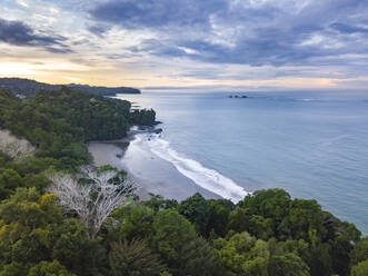 Drohnenansicht von Arco Beach und Regenwald bei Sonnenaufgang, Uvita, Provinz Puntarenas, Pazifikküste von Costa Rica, Mittelamerika - RHPLF10105