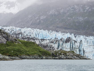 Lamplugh Glacier, ein Gezeitengletscher im Glacier Bay National Park and Preserve, Südost-Alaska, Vereinigte Staaten von Amerika, Nordamerika - RHPLF10110