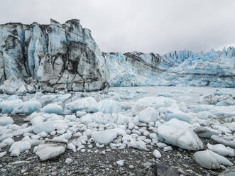 Gestrandetes Eis bei Ebbe vor dem Lamplugh-Gletscher, Glacier Bay National Park and Preserve, Alaska, Vereinigte Staaten von Amerika, Nordamerika - RHPLF10113