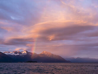 Regenbogen über South Marble Island im Glacier Bay National Park and Preserve, Südost-Alaska, Vereinigte Staaten von Amerika, Nordamerika - RHPLF10114