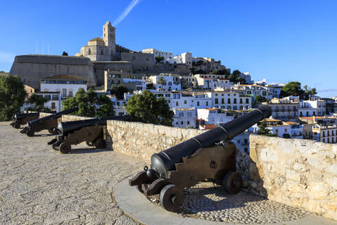 Bastion, Kanonen, Festungsmauern, Kathedrale, Altstadt von Dalt Vila, UNESCO-Weltkulturerbe, Ibiza-Stadt, Balearen, Spanien, Mittelmeer, Europa - RHPLF10129