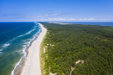 Luftaufnahme einer Drohne vom Nationalpark Kurische Nehrung, UNESCO-Weltkulturerbe, Kaliningrad, Russland, Europa - RHPLF10130